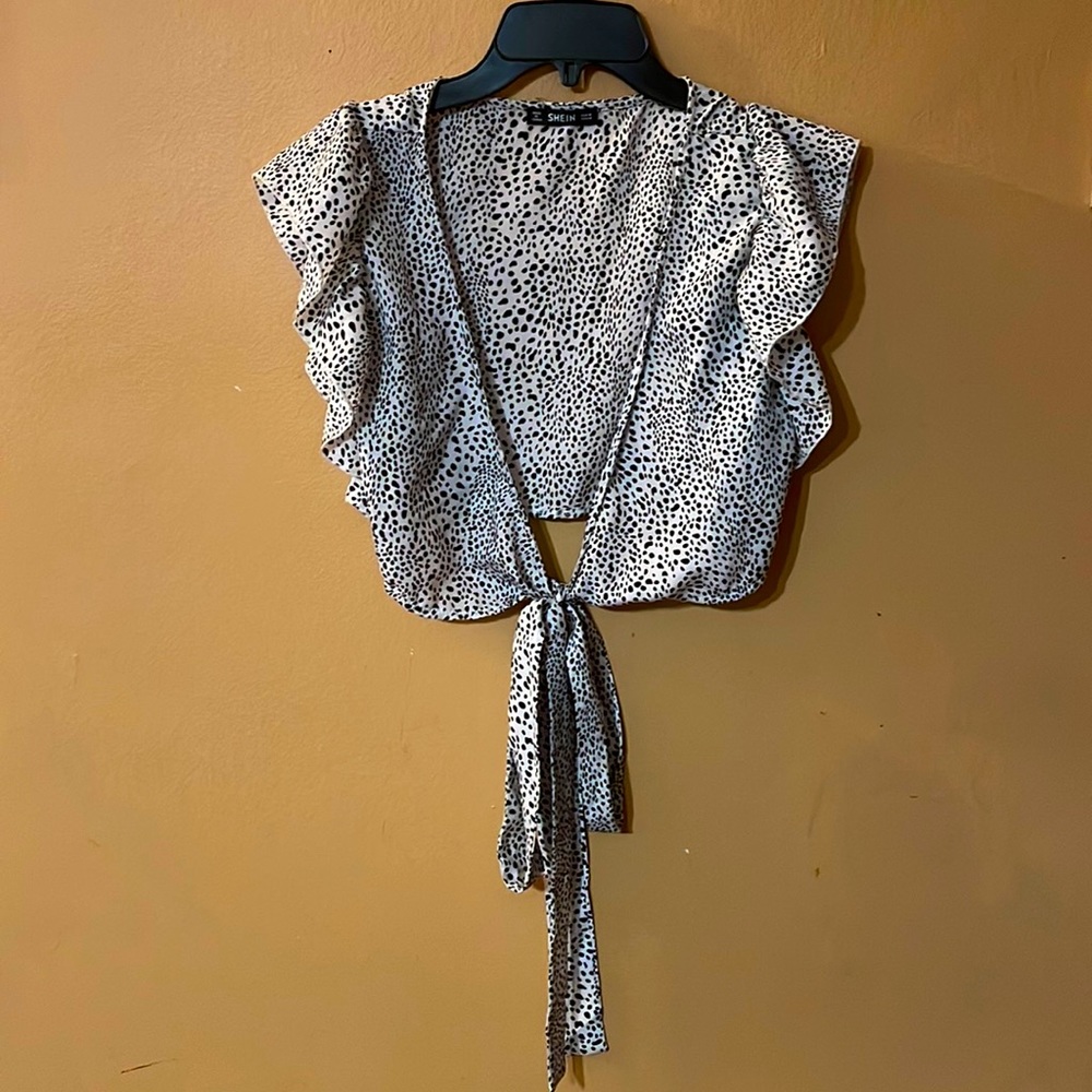 SHEIN BRAND BLACK AND WHITE PRINT RUFFLE SLEEVE WRAP TIE CROP TOP SZ M